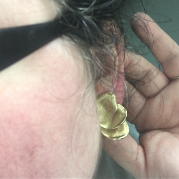 Vintage Kramer Gold Tone Petals Clip-On Earrings - Picture 8 of 8